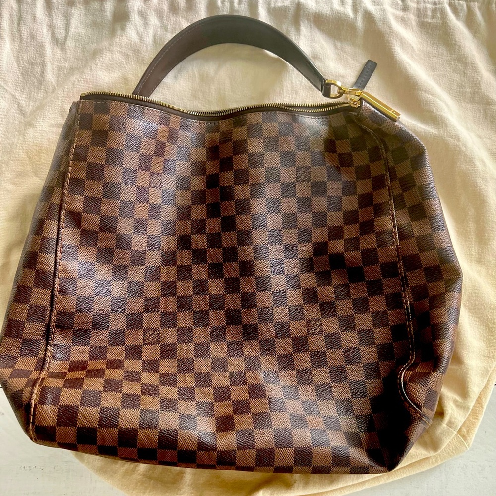 Louis Vuitton shoulder bag. Excellent condition. 100% Authentic.